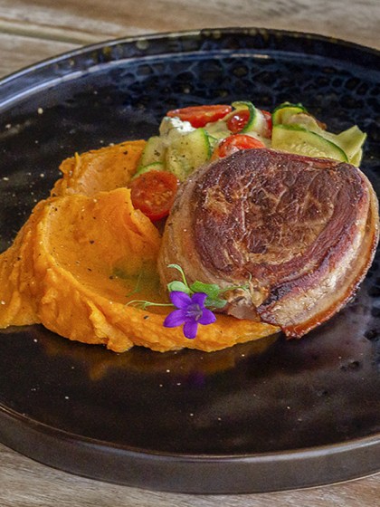 Bélszín steak fokhagymás cukkiniszalagokkal, roqueforttal, édesburgonyával