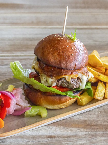 Bistro burger baconos parenyicával, sült paprikával, pácolt  zöldségekkel, házi hasábburgonyával