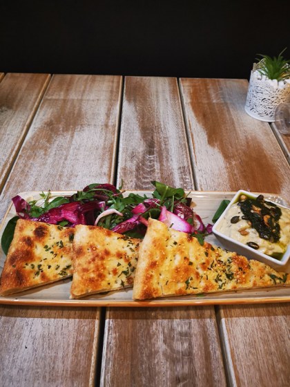 Füstölt padlizsánkrém friss salátákkal,  pizzakenyérrel