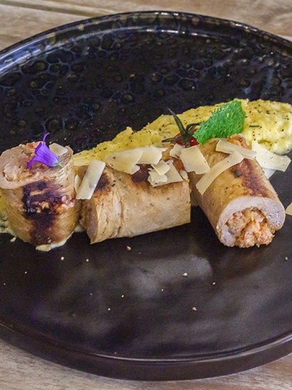 Parasztkolbászos túróval töltött grillezett sertésszűz snidlinges  puliszkakrémmel 