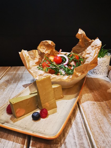 PISZTÁCIÁS KACSAMÁJPÁSTÉTOM PANZANELLÁVAL (OLASZ KENYÉRSALÁTA)